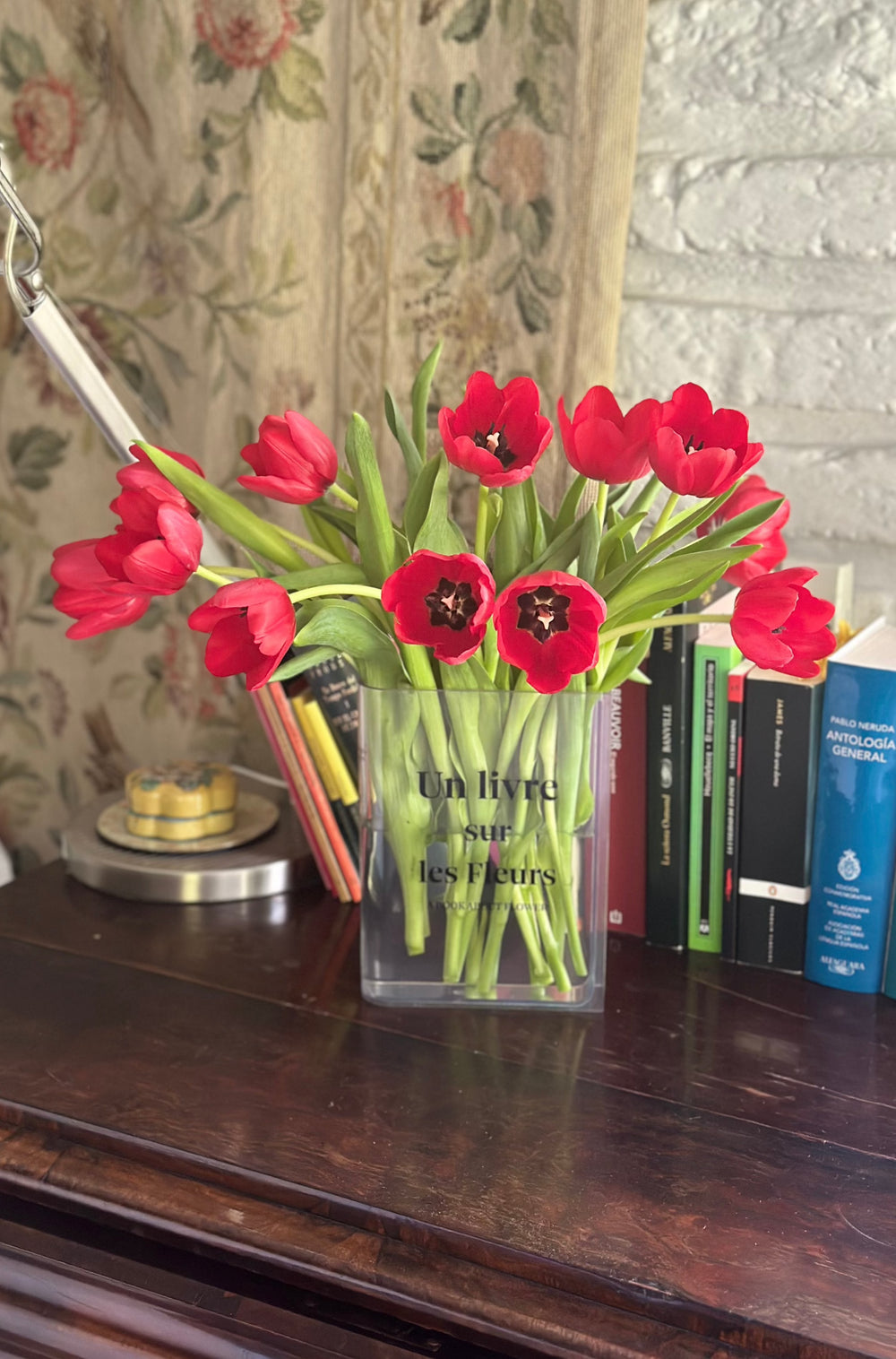 Florero book + Tulipanes